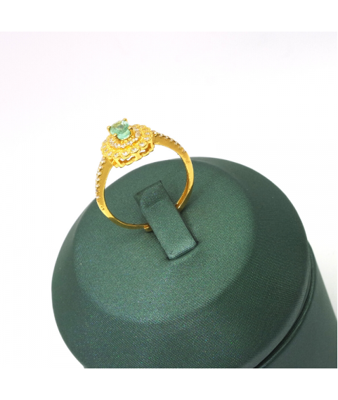 Natural emeral inlaid gold gem ring