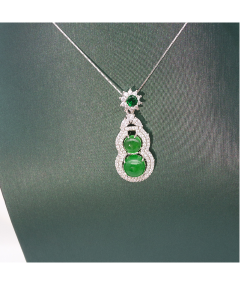 Natural emerald gourd shaped Flower Necklace